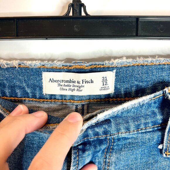 Abercrombie & Fitch The Ankle Straight Ultra High Rise Medium Wash Raw Hem 12L - Picture 2 of 4